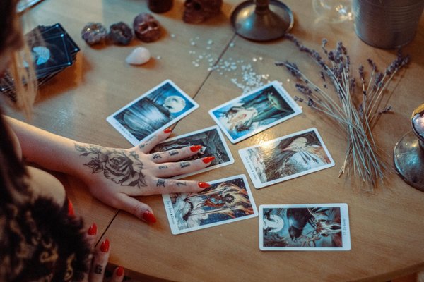 Tarot gratuit : un tirage en croix pour des réponses sincères